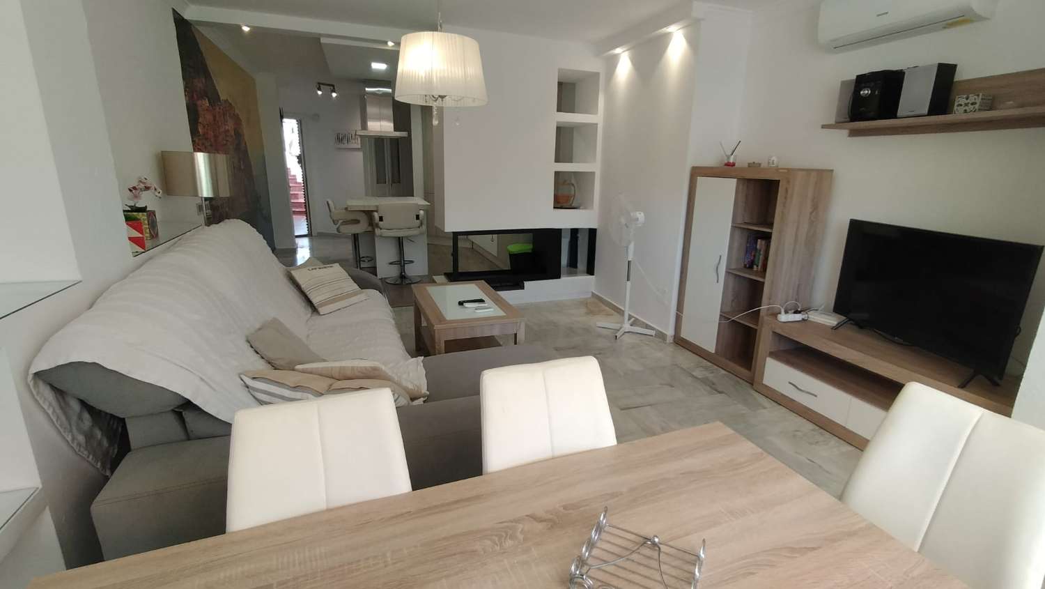 SE ALQUILA DESDE AHORA HASTA 30/6/26  PRECIOSO CHALET ADOSADO EN BENALMÁDENA, TORREQUEBRADA.