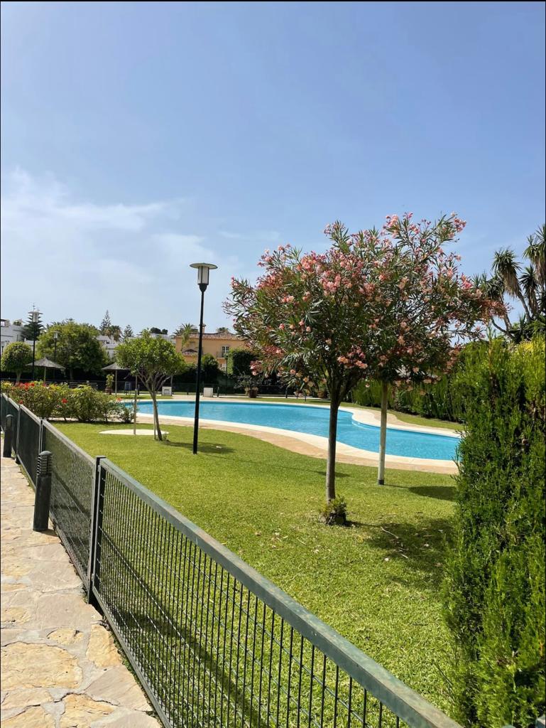 Se alquila   desde 1.9.26-30.6.27precioso apartamento en la zona de San Pedro de Alcántara, Marbella.