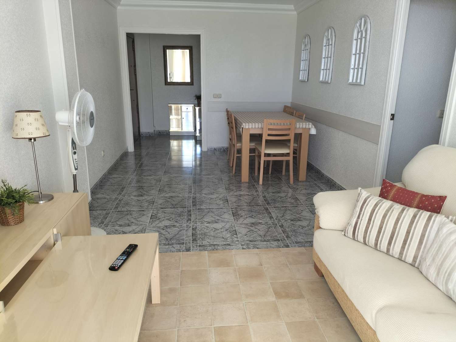 Se alquila MEDIA TEMPORADA desde 01/09/2026 - 30/06/2027 apartamento de 3 dormitorios en primera línea de playa