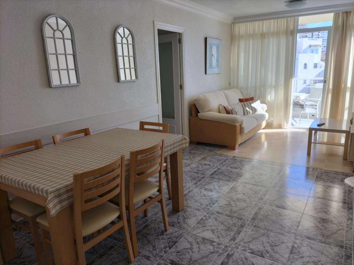 Se alquila MEDIA TEMPORADA desde 01/09/2026 - 30/06/2027 apartamento de 3 dormitorios en primera línea de playa