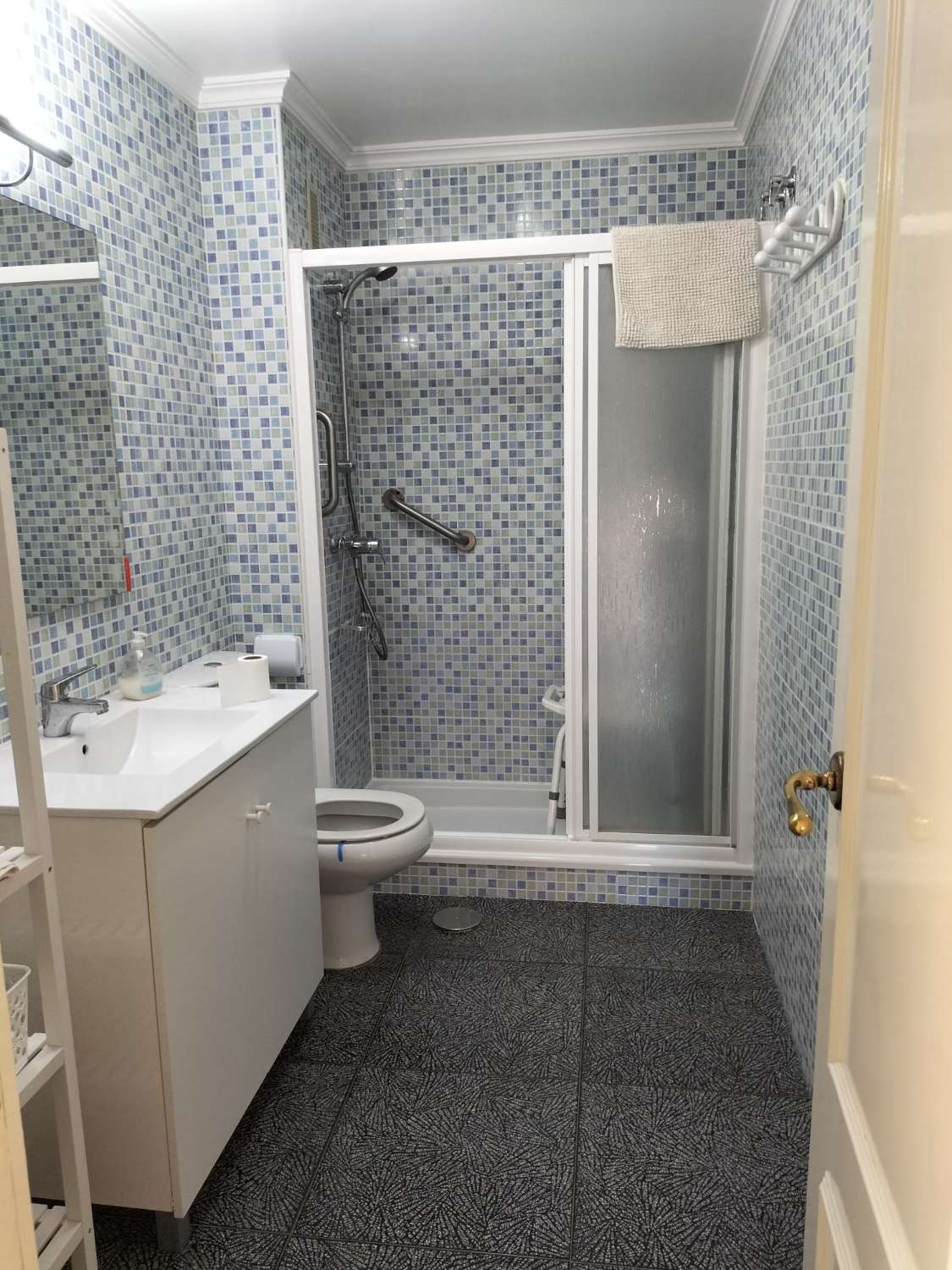 Se alquila MEDIA TEMPORADA desde 01/09/2026 - 30/06/2027 apartamento de 3 dormitorios en primera línea de playa