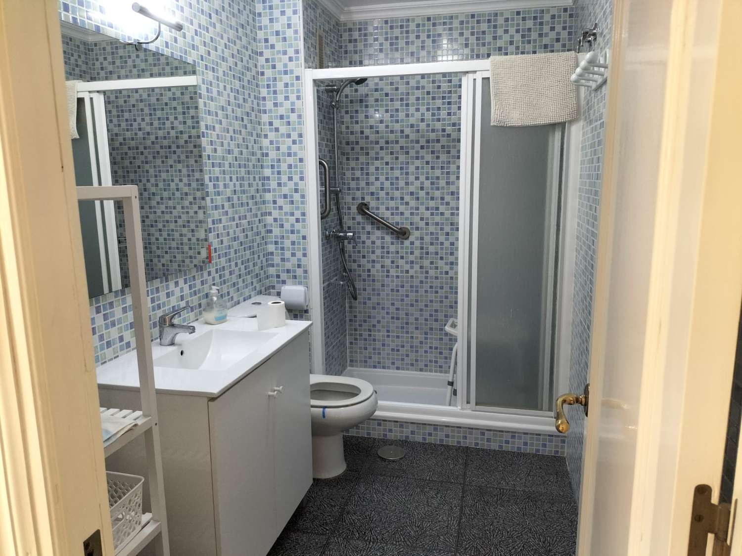 Se alquila MEDIA TEMPORADA desde 01/09/2026 - 30/06/2027 apartamento de 3 dormitorios en primera línea de playa