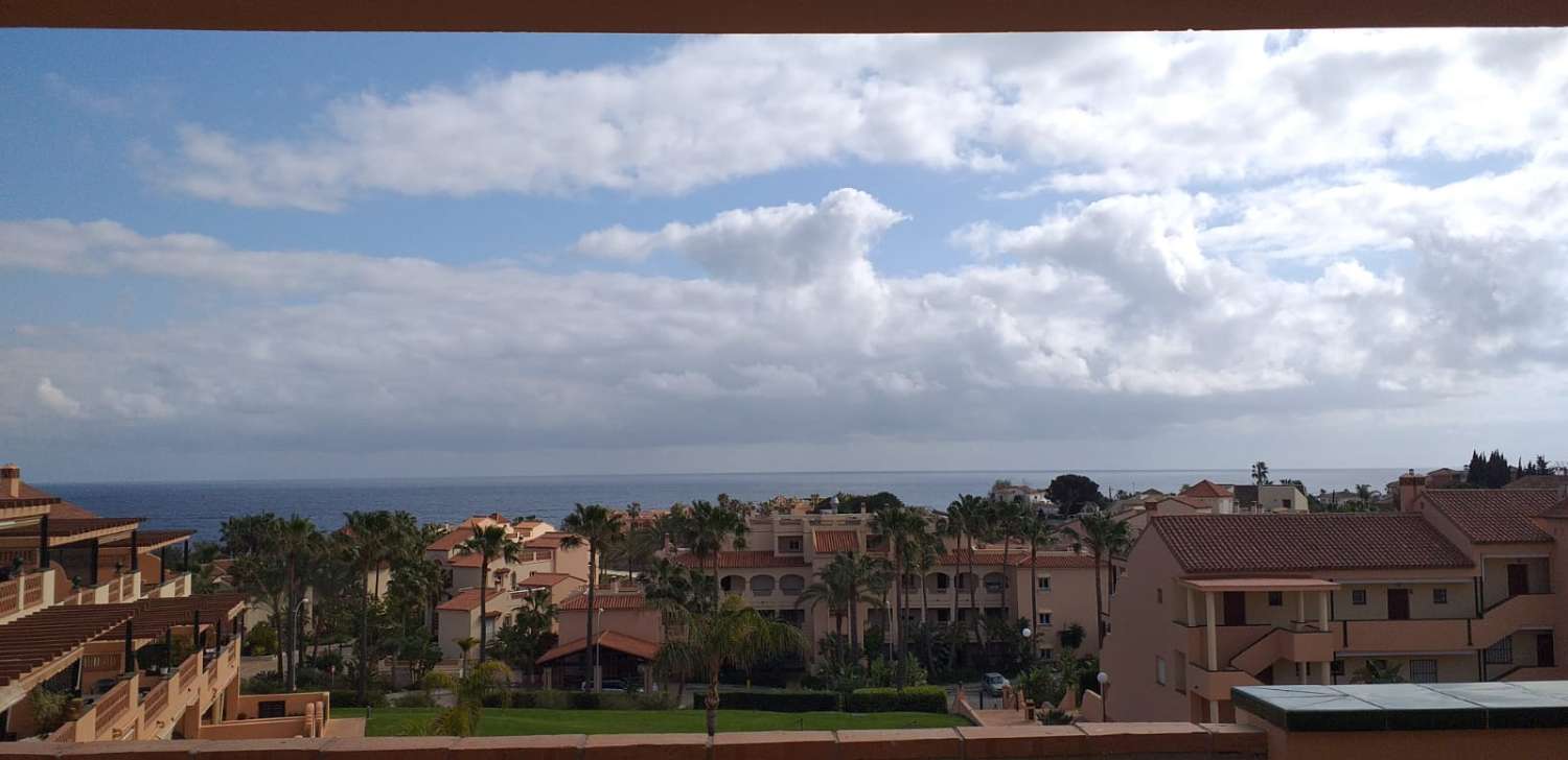 SE ALQUILA DESDE el 01/11/2026 al 31/05/2027 PRECIOSO ATICO EN MIJAS COSTA CON VISTAS ESPECTACULARES.