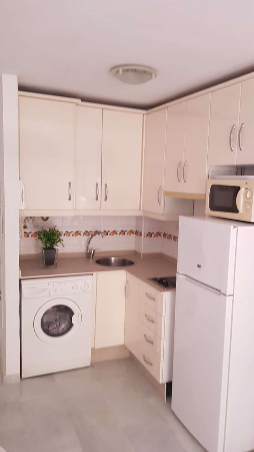 Se alquila desde ahora hasta 31.03.26  y desde 01/09/2026 hasta 30/06/2027   bonito apartamento a 30 metros  de la playa de los Boliches en Fuengirola