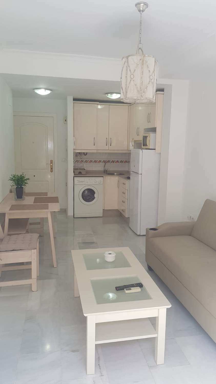 Se alquila desde ahora hasta 31.03.26  y desde 01/09/2026 hasta 30/06/2027   bonito apartamento a 30 metros  de la playa de los Boliches en Fuengirola