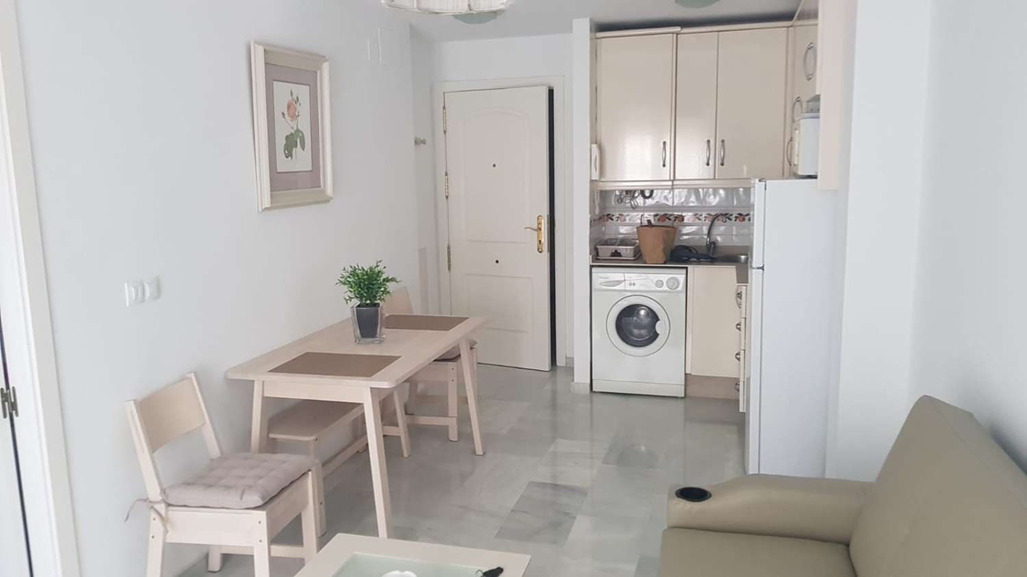 Se alquila desde ahora hasta 31.03.26  y desde 01/09/2026 hasta 30/06/2027   bonito apartamento a 30 metros  de la playa de los Boliches en Fuengirola
