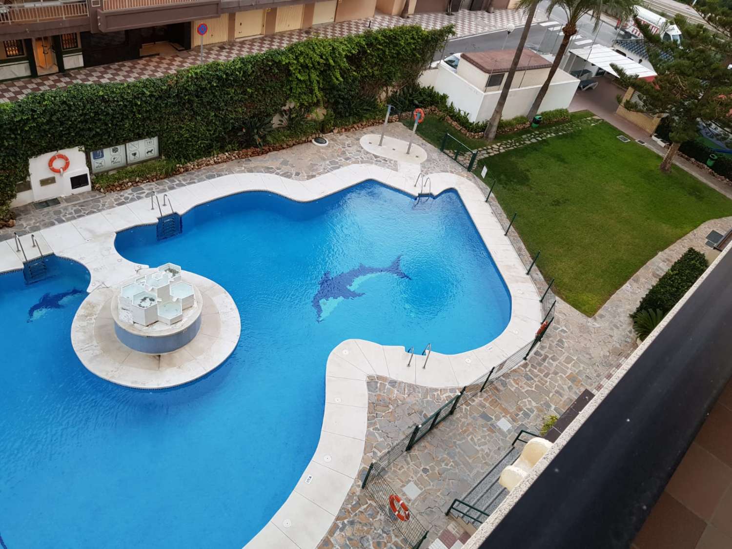 Se alquila  desde 01/12/2025 - 01/04/2026 y desde 01/09/2026 hasta 30/06/2027 bonito apartamento con vistas al mar en 1ª línea de playa en Fuengirola