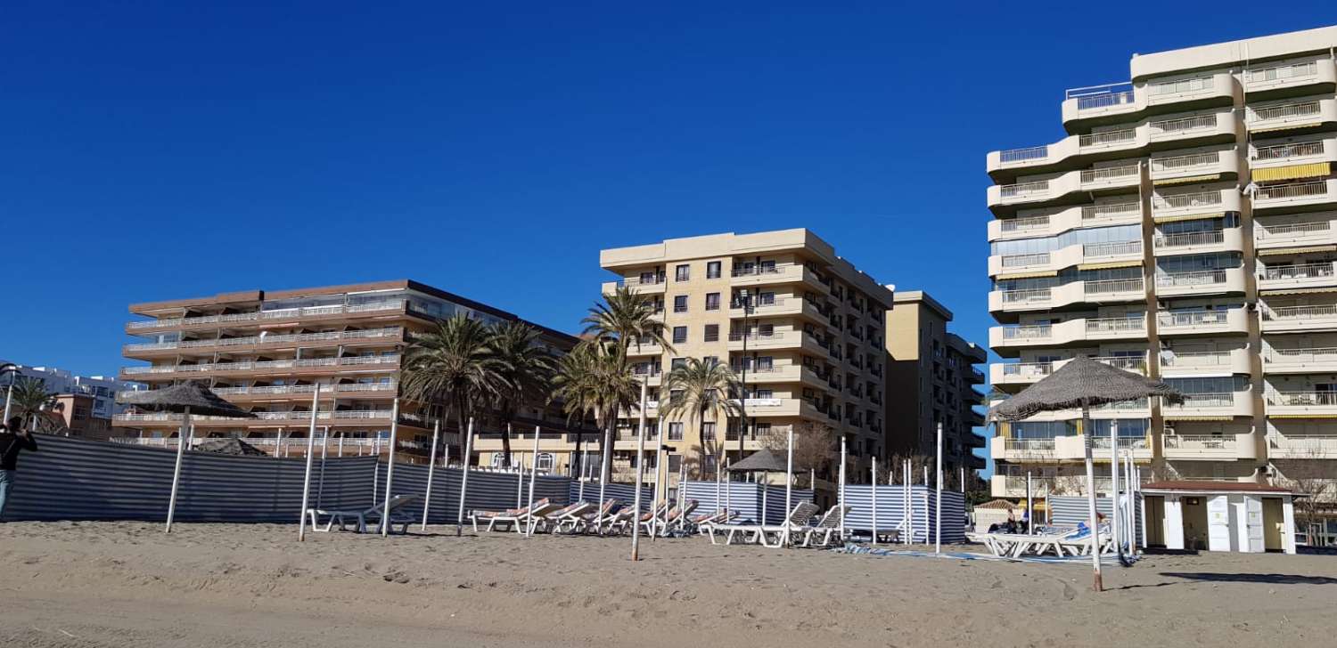 Se alquila  desde 01/12/2025 - 01/04/2026 y desde 01/09/2026 hasta 30/06/2027 bonito apartamento con vistas al mar en 1ª línea de playa en Fuengirola