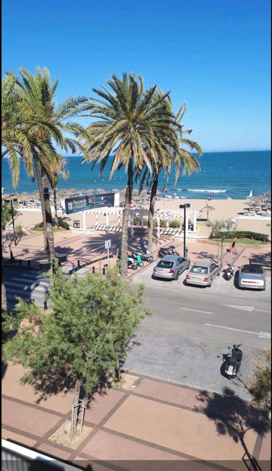Se alquila  desde 01/12/2025 - 01/04/2026 y desde 01/09/2026 hasta 30/06/2027 bonito apartamento con vistas al mar en 1ª línea de playa en Fuengirola