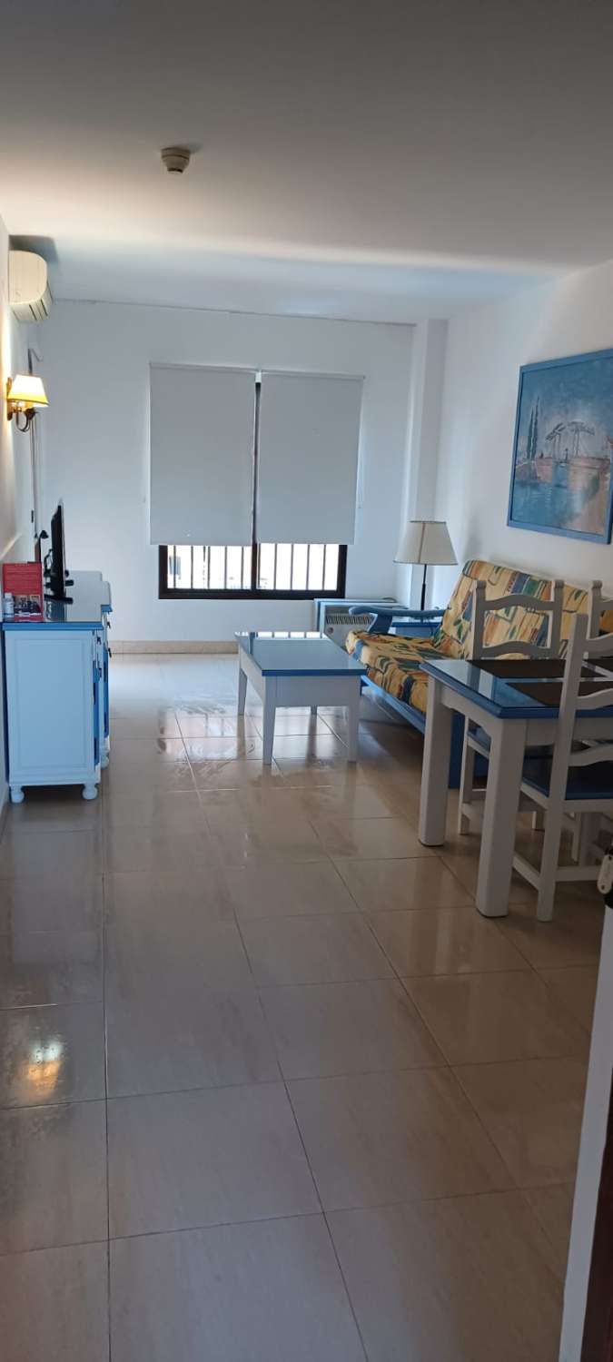 Se alquila  desde 01/12/2025 - 01/04/2026 y desde 01/09/2026 hasta 30/06/2027 bonito apartamento con vistas al mar en 1ª línea de playa en Fuengirola