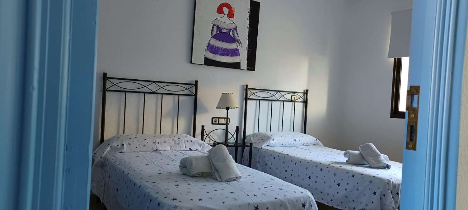 Se alquila  desde 01/12/2025 - 01/04/2026 y desde 01/09/2026 hasta 30/06/2027 bonito apartamento con vistas al mar en 1ª línea de playa en Fuengirola