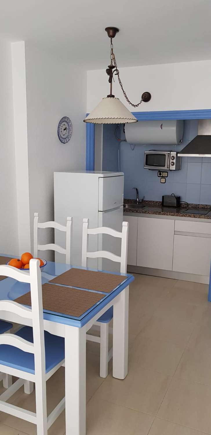 Se alquila  desde 01/12/2025 - 01/04/2026 y desde 01/09/2026 hasta 30/06/2027 bonito apartamento con vistas al mar en 1ª línea de playa en Fuengirola