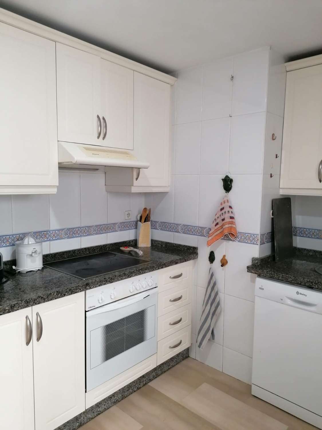 Se alquila desde 09/09/26- 23/12/26 y desde 8/1/27-30/6/27 bonito piso en 1ª línea de playa  en Los Boliches (Fuengirola)