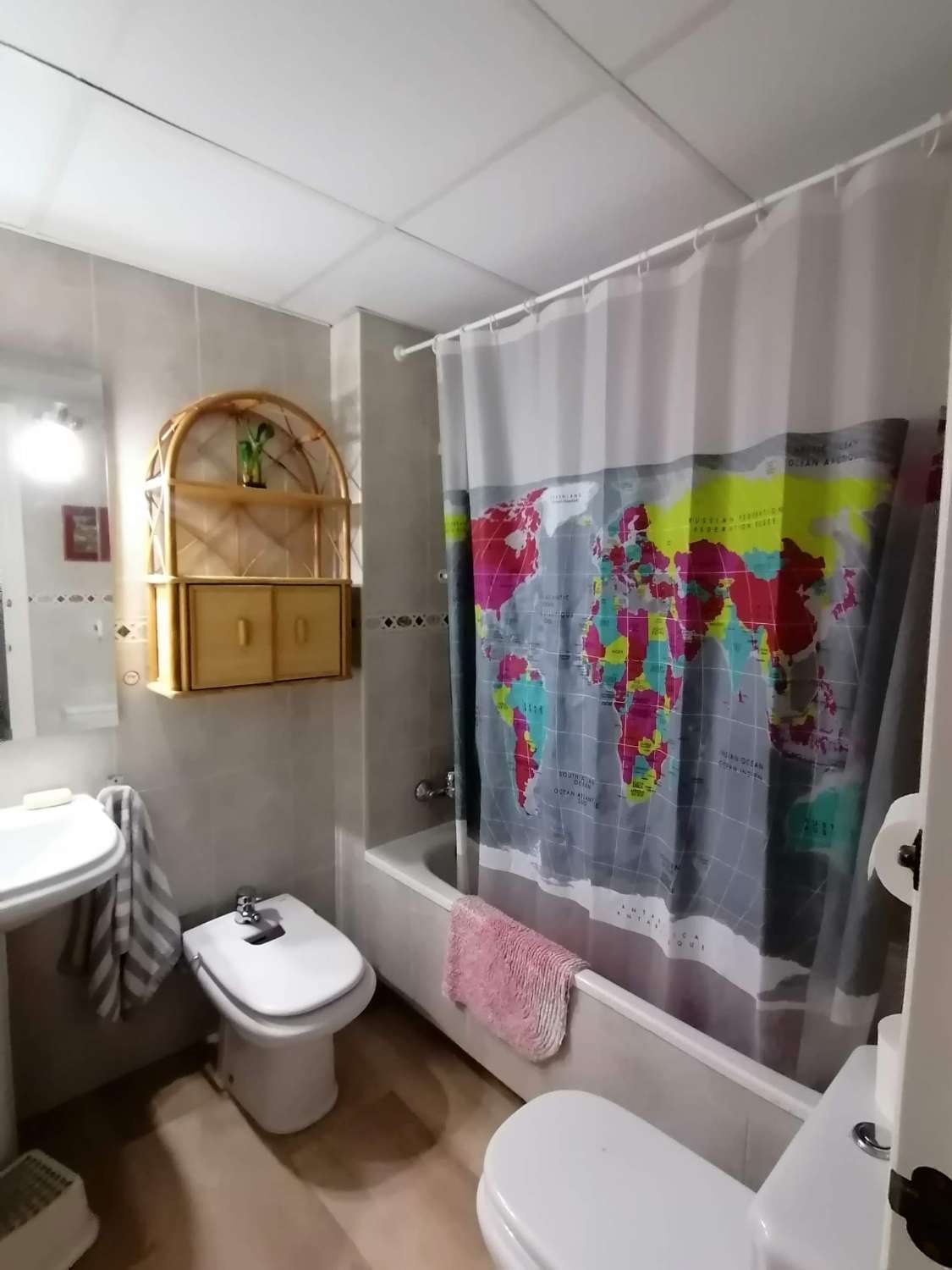 Se alquila desde 09/09/26- 23/12/26 y desde 8/1/27-30/6/27 bonito piso en 1ª línea de playa  en Los Boliches (Fuengirola)