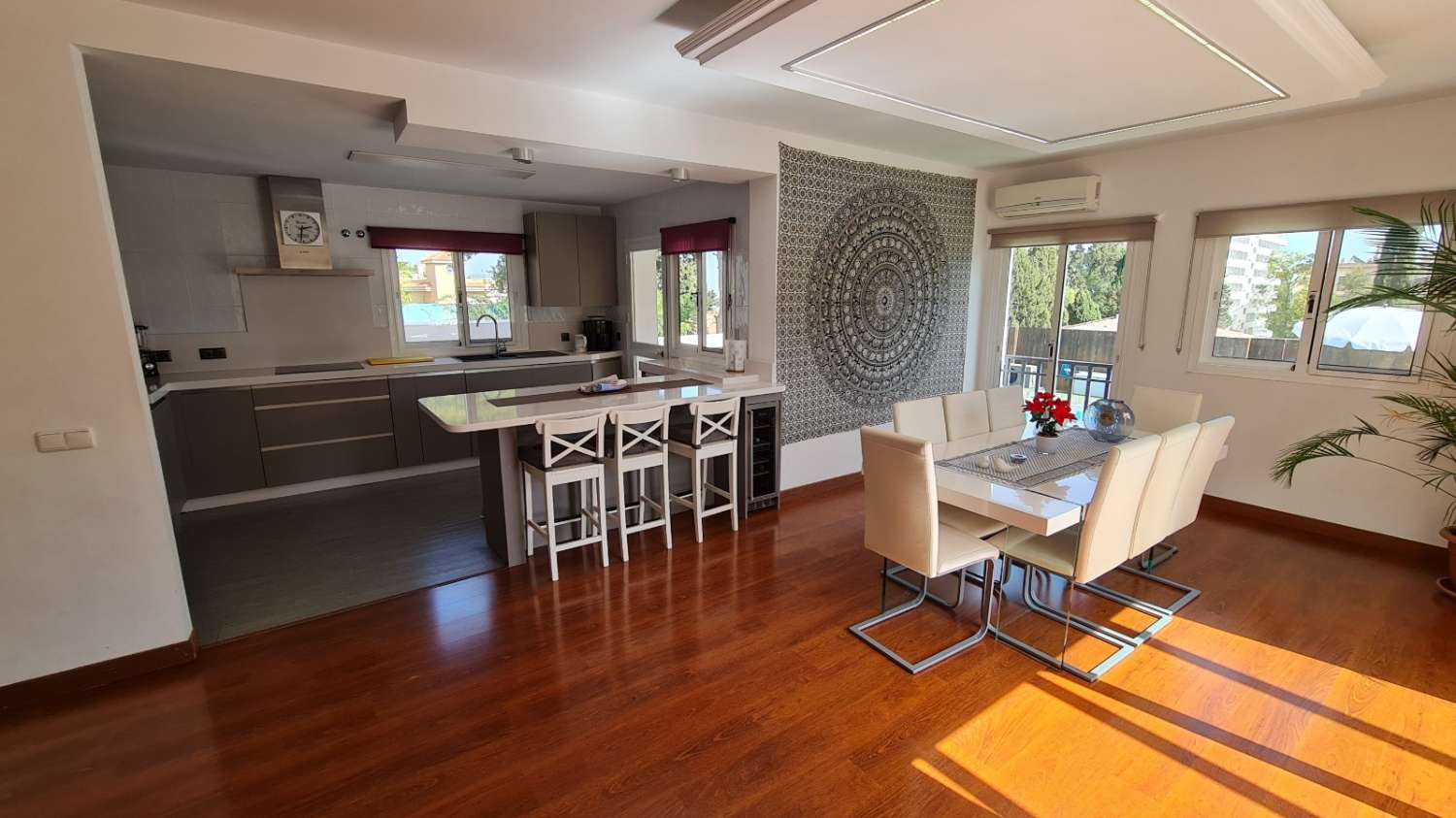 Se alquila de 01/11/2025- 01/04/2026 MAGNIFICA villa en Urbanización El Pinar (Torremolinos)