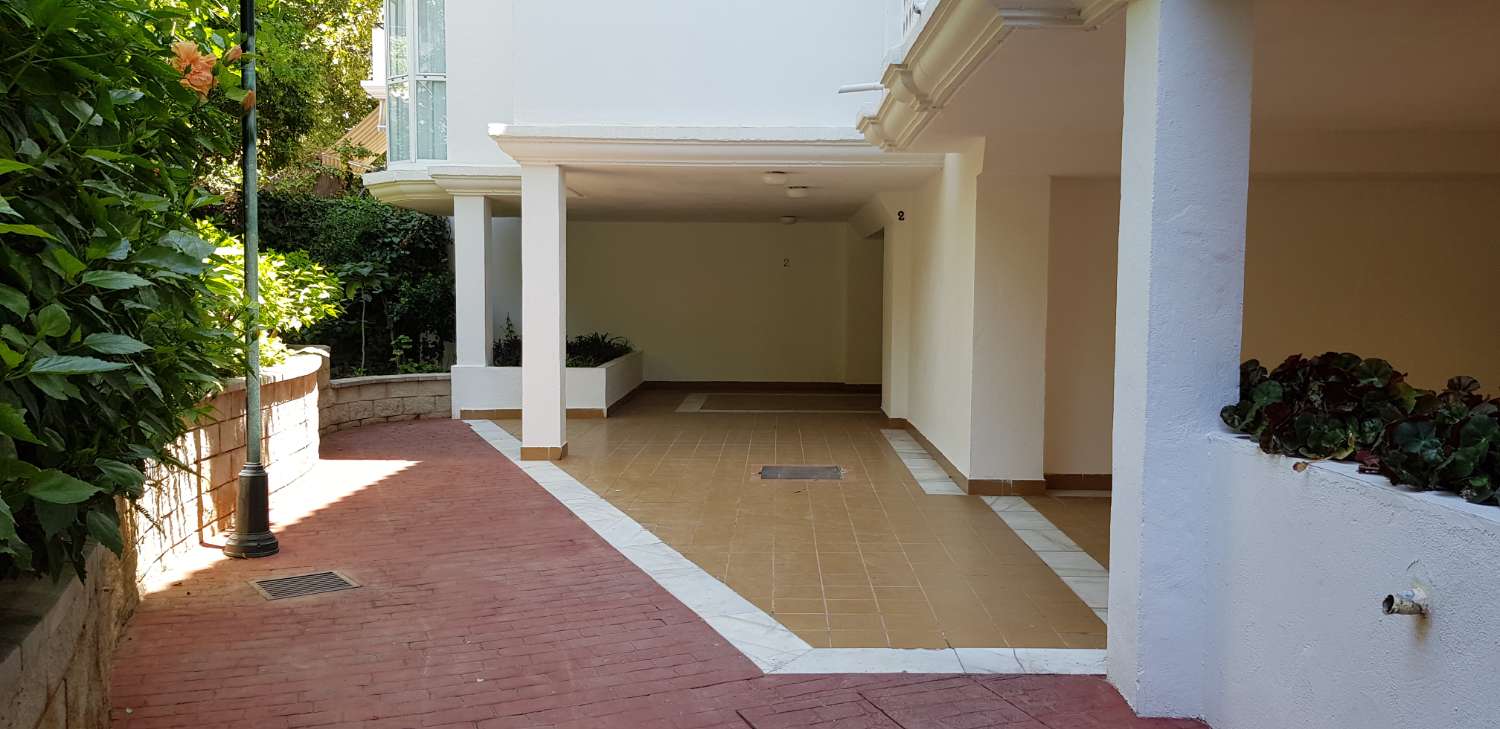 Se alquila dede 1/9/2026-30/6/2027  magnifico apartamento al lado de la playa en  La Carihuela (Torremolinos)