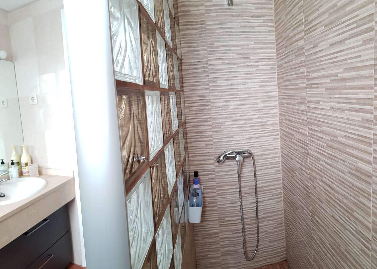 Se alquila dede 1/9/2026-30/6/2027  magnifico apartamento al lado de la playa en  La Carihuela (Torremolinos)
