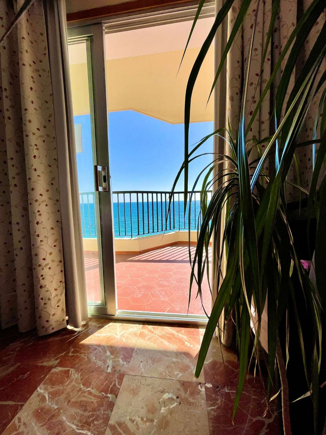Se alquila desde 1.9.26-30.6.27 magnifico apartamento en 1ª línea de playa en Fuengirola