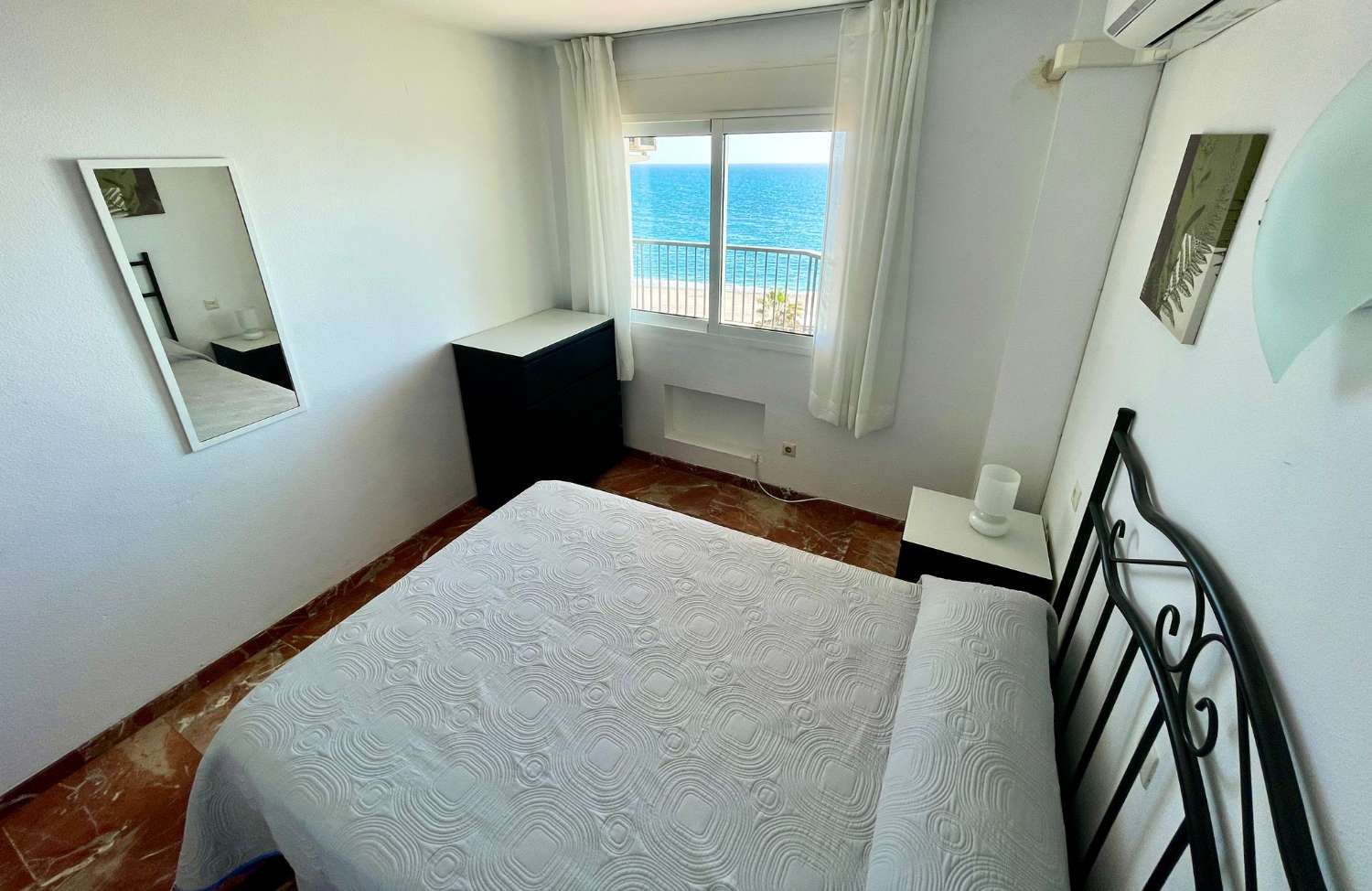 Se alquila desde 1.9.26-30.6.27 magnifico apartamento en 1ª línea de playa en Fuengirola