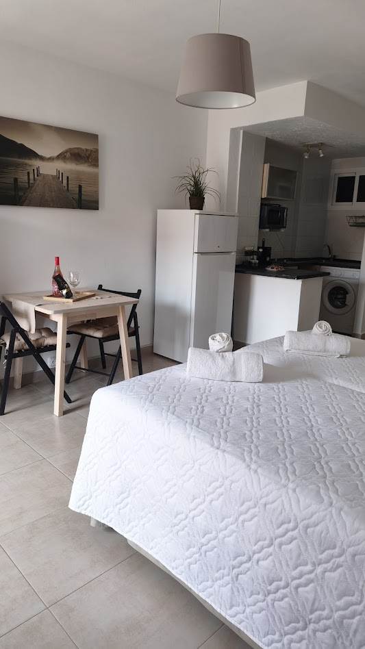 Se alquila  bonito Estudio desde 01/10/2026- 30/03/2027 en Benalmádena.