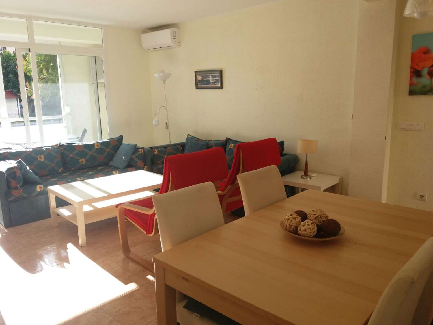 Se alquila desde ahora  al 31/05/2026 y desde 01/09/2026 hasta 30/06/2027 bonito apartamento en el centro de La Carihuela (Torremolinos).-