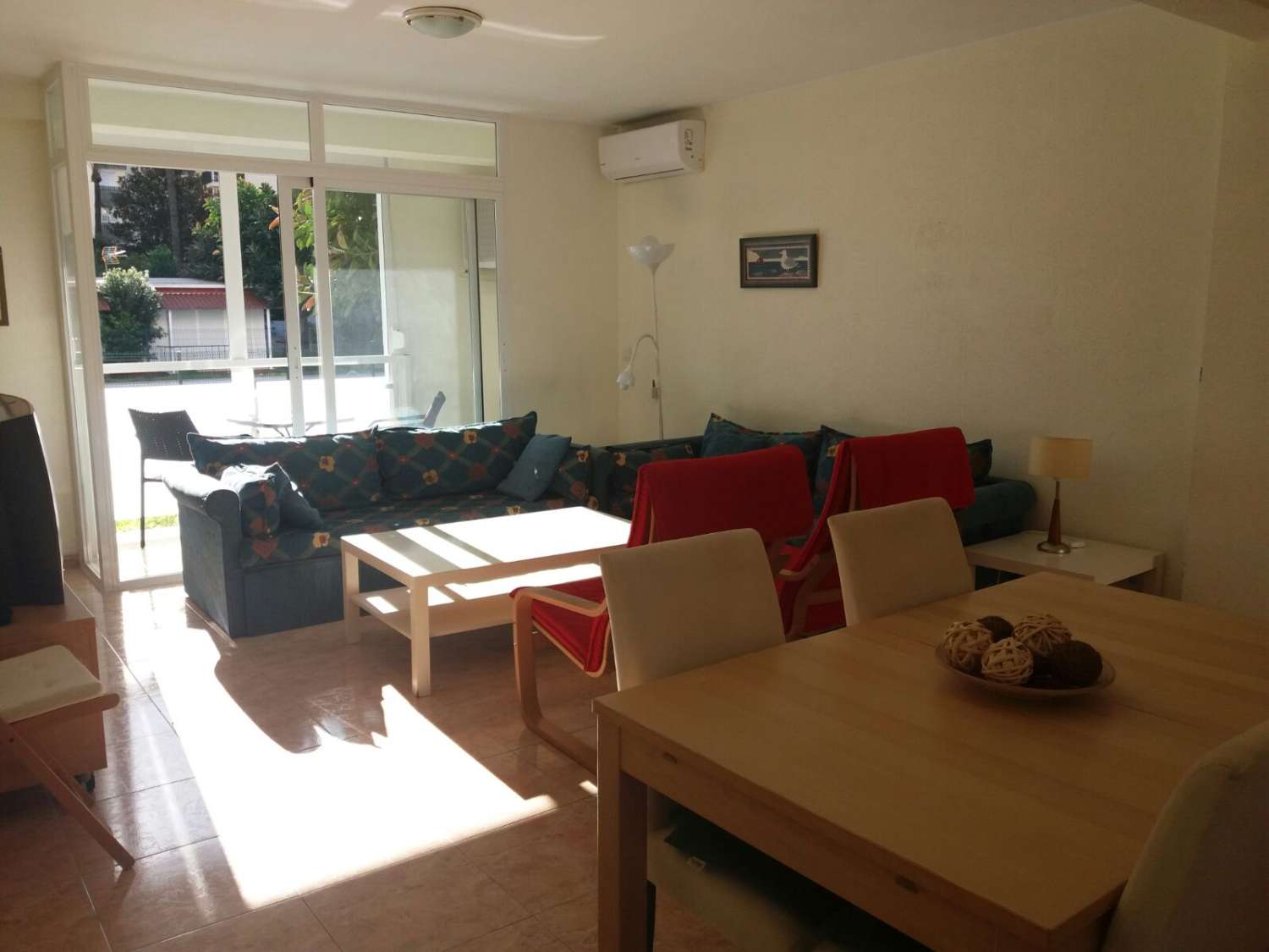 Se alquila desde ahora  al 31/05/2026 y desde 01/09/2026 hasta 30/06/2027 bonito apartamento en el centro de La Carihuela (Torremolinos).-