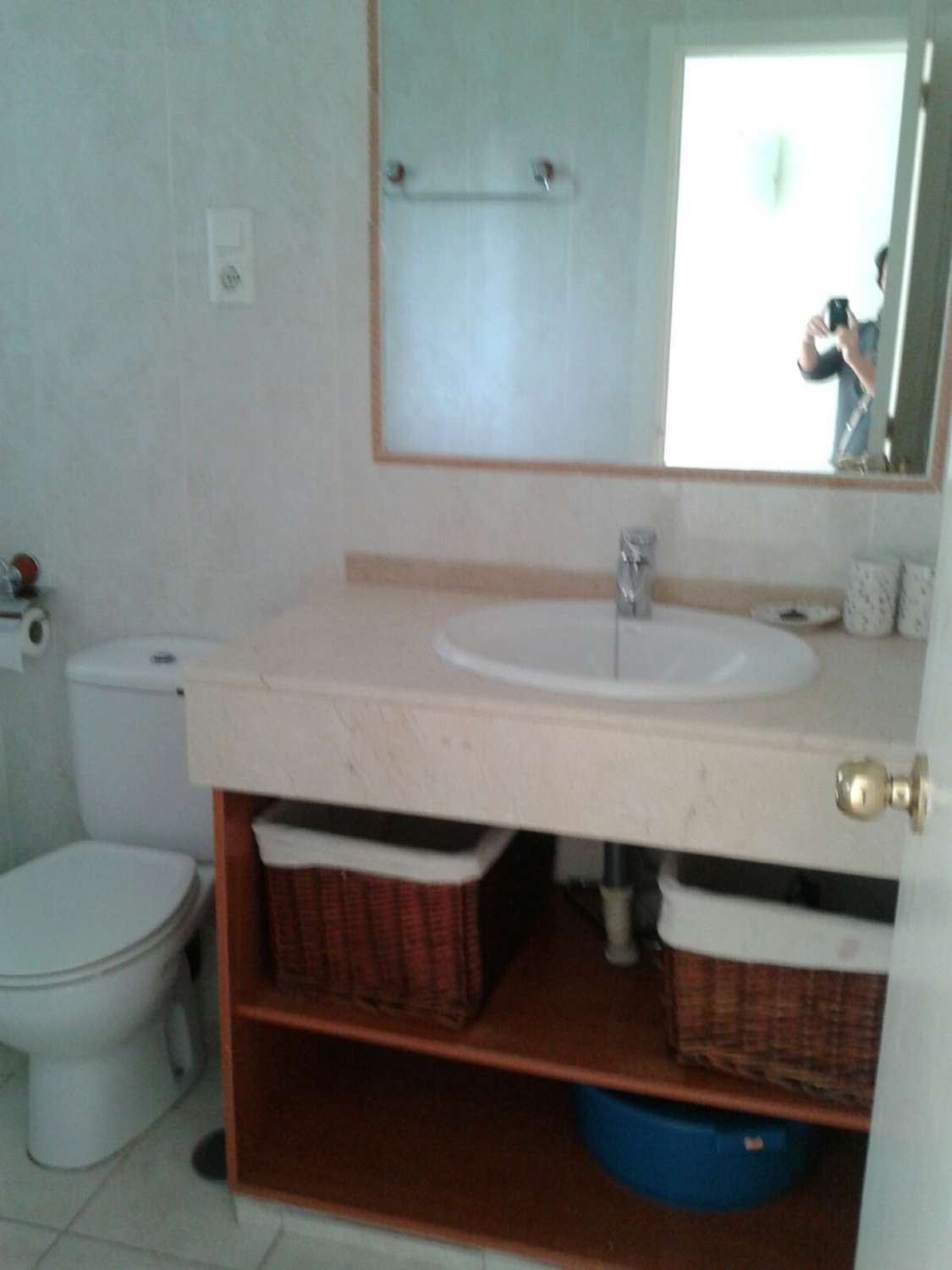 Se alquila desde ahora  al 31/05/2026 y desde 01/09/2026 hasta 30/06/2027 bonito apartamento en el centro de La Carihuela (Torremolinos).-