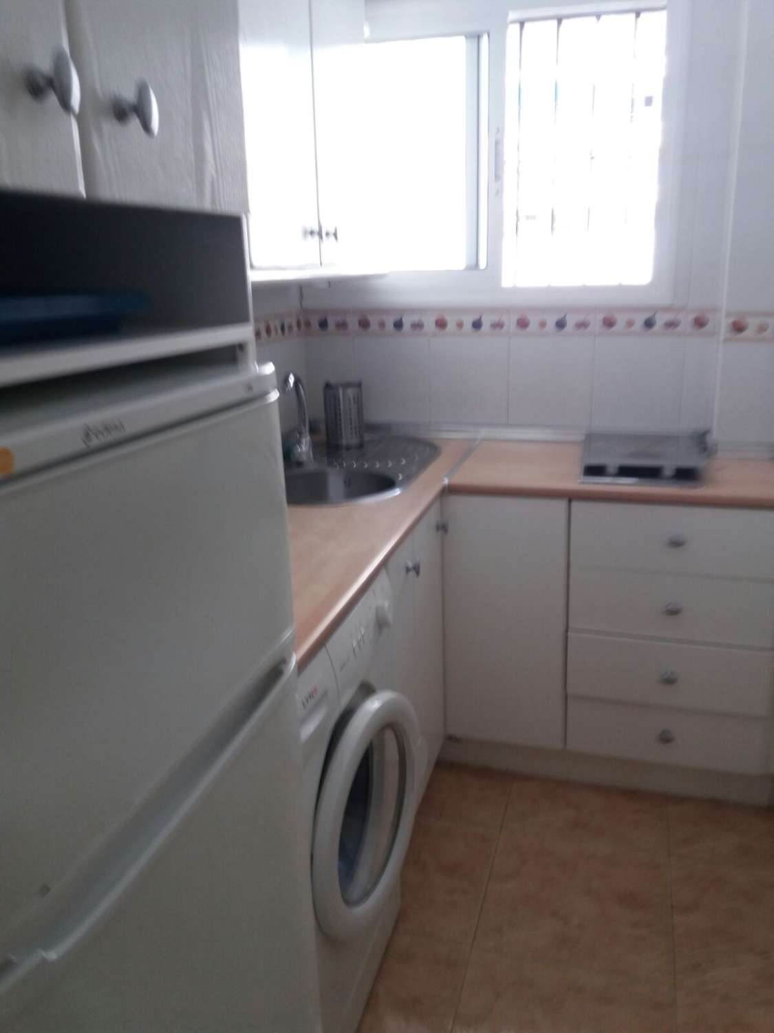 Se alquila desde ahora  al 31/05/2026 y desde 01/09/2026 hasta 30/06/2027 bonito apartamento en el centro de La Carihuela (Torremolinos).-