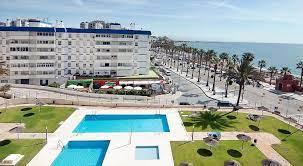 SE ALQUILA BONITO LOFT EN 1ª LÍNEA DE PLAYA MEDIA TEMPORADA HASTA 30.6.26 en Benalmádena Costa.-