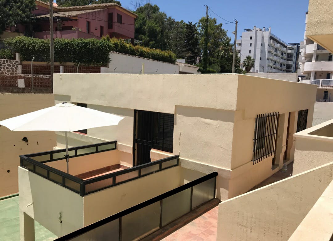 SE ALQUILA BONITO LOFT EN 1ª LÍNEA DE PLAYA MEDIA TEMPORADA HASTA 30.6.26 en Benalmádena Costa.-