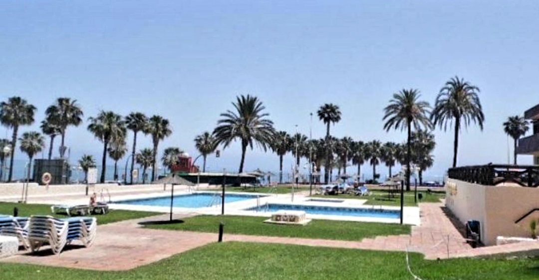 SE ALQUILA BONITO LOFT EN 1ª LÍNEA DE PLAYA MEDIA TEMPORADA HASTA 30.6.26 en Benalmádena Costa.-
