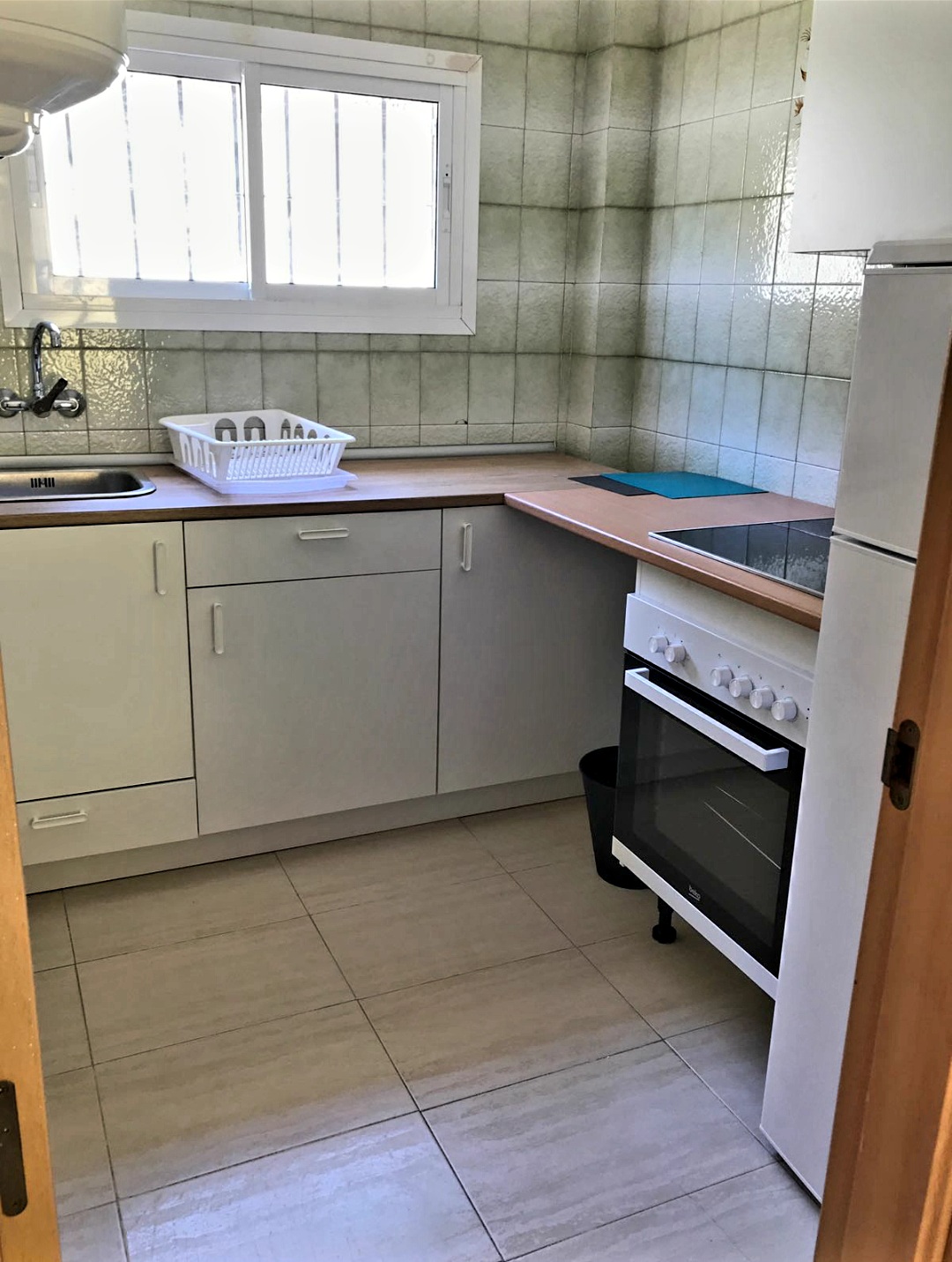 SE ALQUILA BONITO LOFT EN 1ª LÍNEA DE PLAYA MEDIA TEMPORADA HASTA 30.6.26 en Benalmádena Costa.-