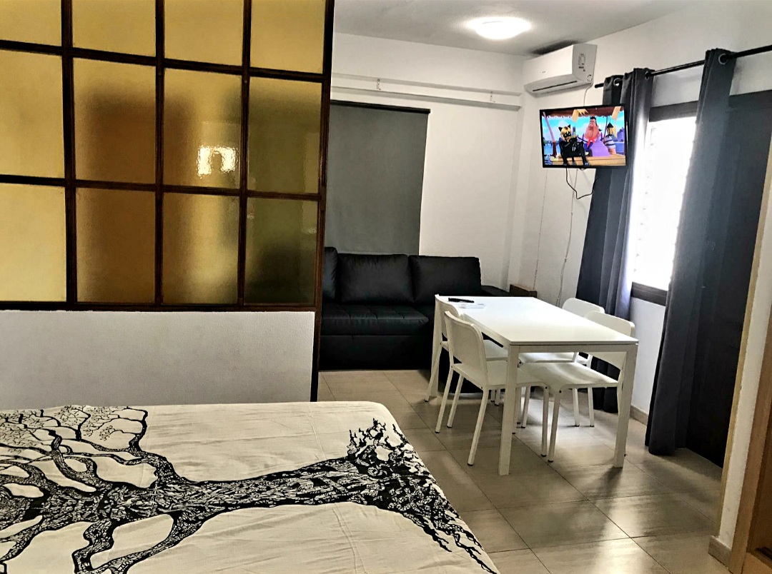 SE ALQUILA BONITO LOFT EN 1ª LÍNEA DE PLAYA MEDIA TEMPORADA HASTA 30.6.26 en Benalmádena Costa.-