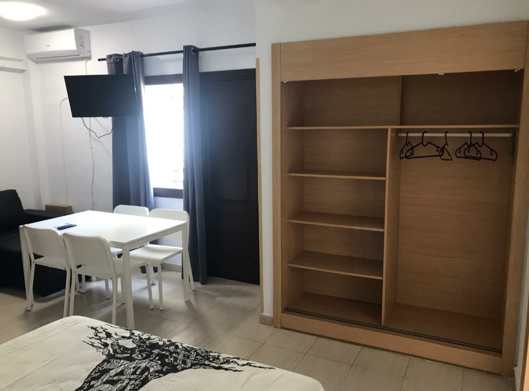 SE ALQUILA BONITO LOFT EN 1ª LÍNEA DE PLAYA MEDIA TEMPORADA HASTA 30.6.26 en Benalmádena Costa.-