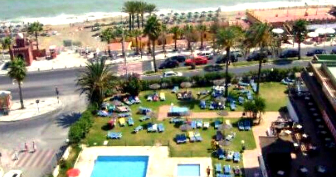 SE ALQUILA BONITO LOFT EN 1ª LÍNEA DE PLAYA MEDIA TEMPORADA HASTA 30.6.26 en Benalmádena Costa.-