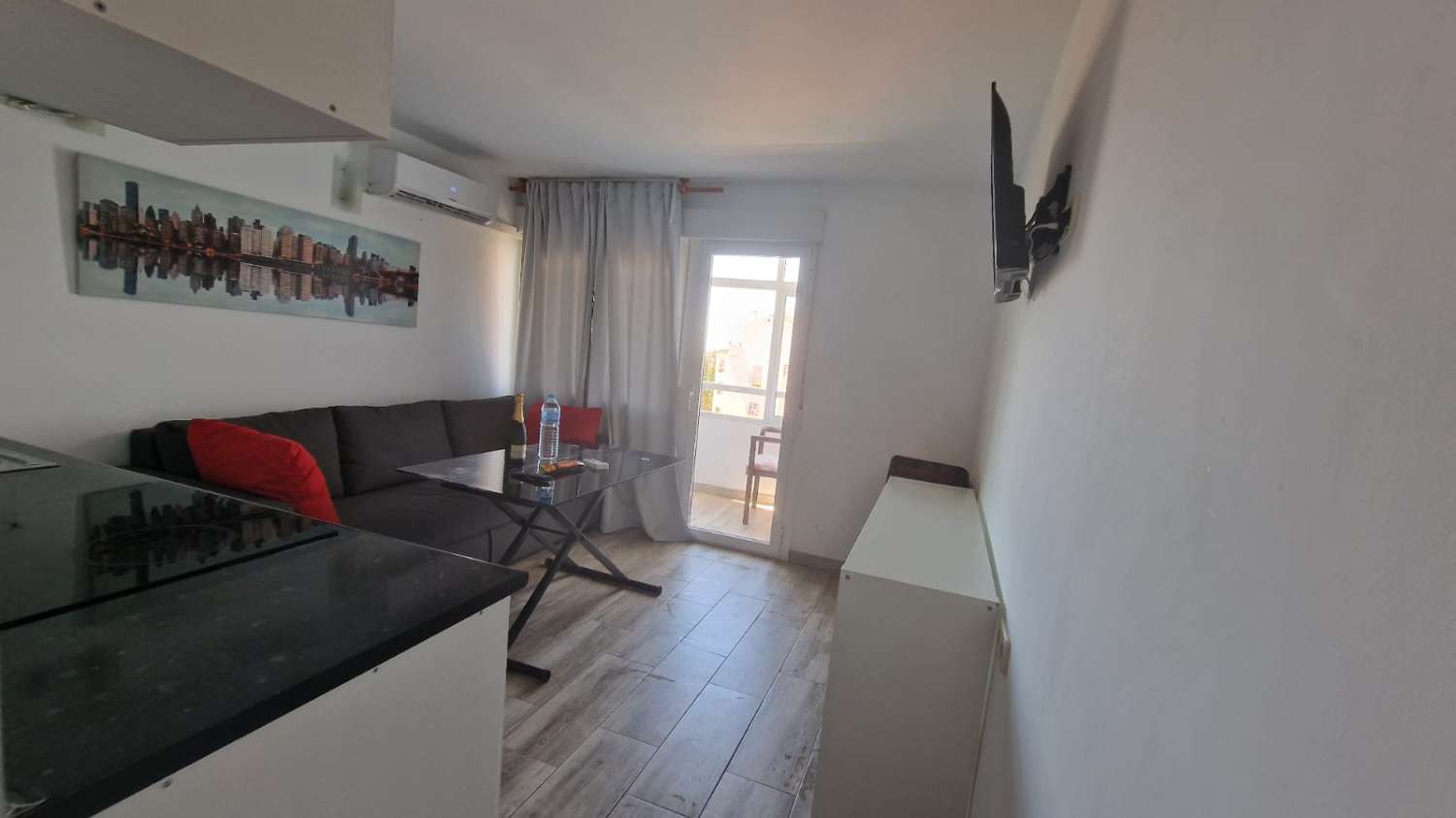 SE ALQUILA BONITO Y ACOGEDOR APARTAMENTO DESDE  01/09/2026 HASTA 30.6.27  EN LA  BENALMADENA.-