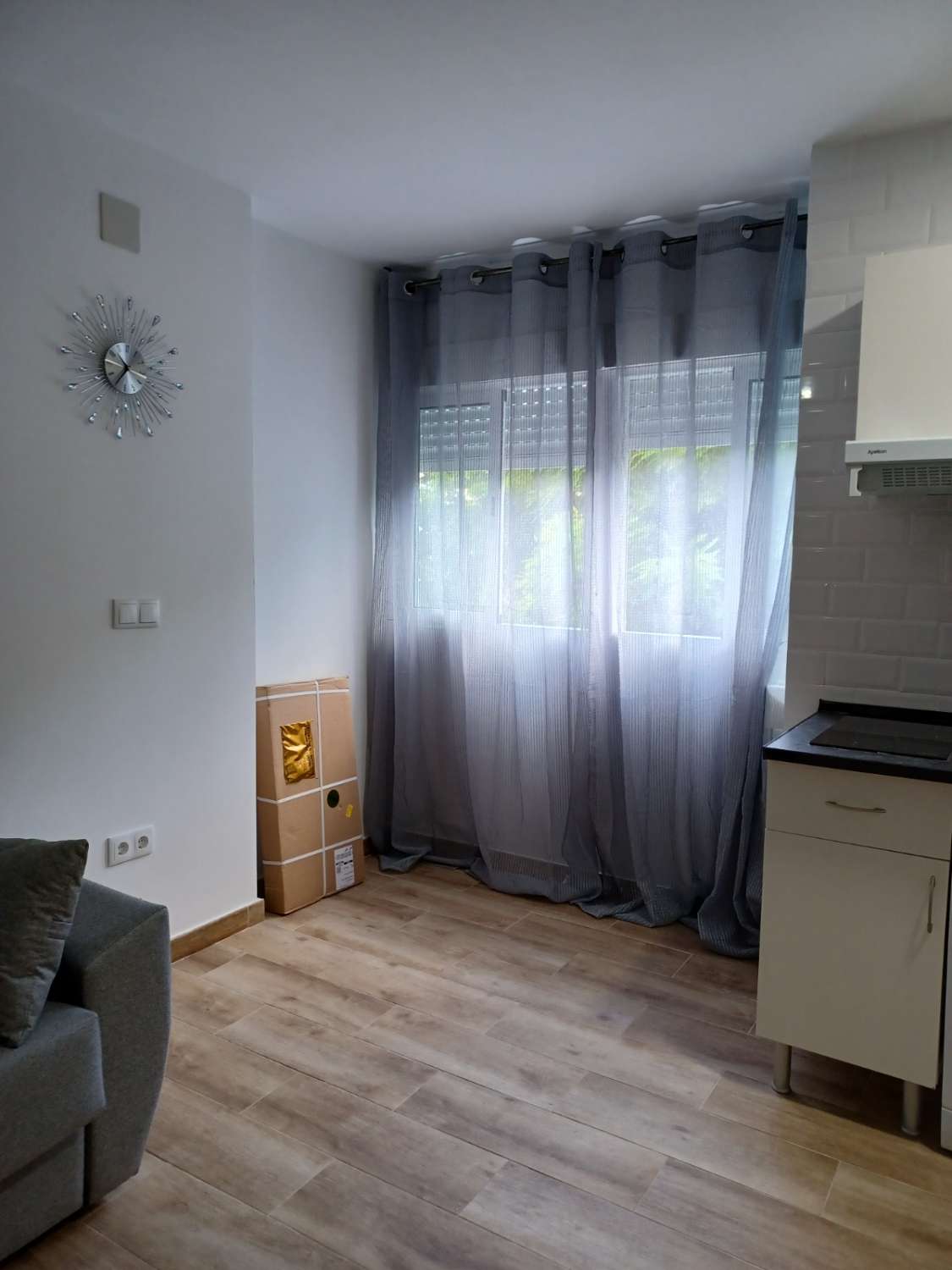 Se alquila  desde   1.9.26-15.6.27  bonito estudio recién reformado en Benalmadena Costa a 100 metros de la playa