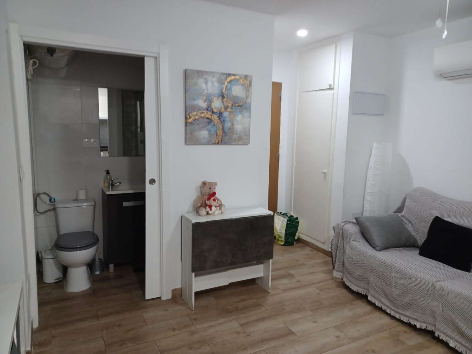 Se alquila  desde   1.9.26-15.6.27  bonito estudio recién reformado en Benalmadena Costa a 100 metros de la playa