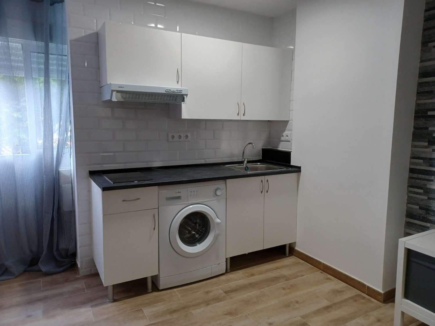 Se alquila  desde   1.9.26-15.6.27  bonito estudio recién reformado en Benalmadena Costa a 100 metros de la playa