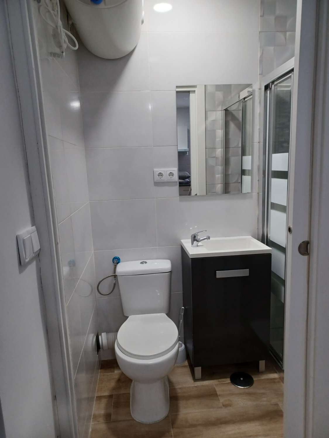 Se alquila  desde   1.9.26-15.6.27  bonito estudio recién reformado en Benalmadena Costa a 100 metros de la playa