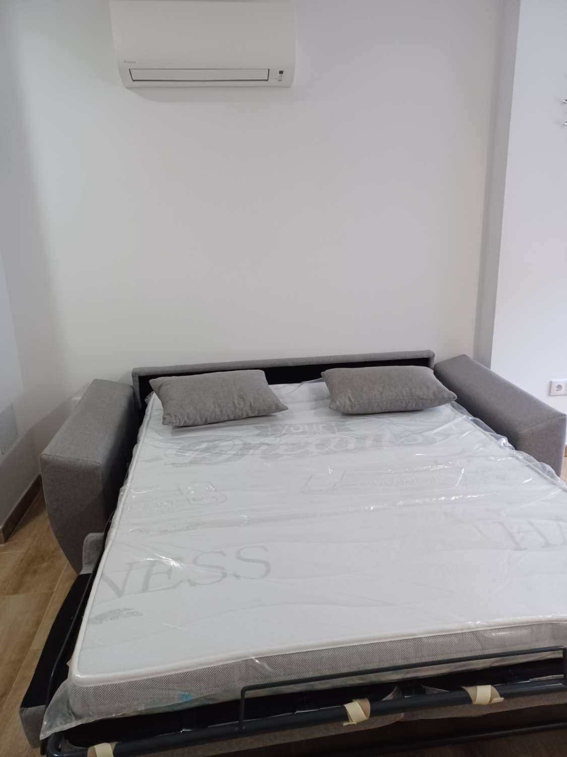 Se alquila  desde   1.9.26-15.6.27  bonito estudio recién reformado en Benalmadena Costa a 100 metros de la playa