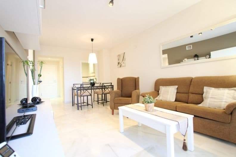 Se alquila MEDIA TEMPORADA DESDE 15/09/2026 -15/6/2027  apartamento de 2 dormitorios  con vistas al mar en Benalmádena