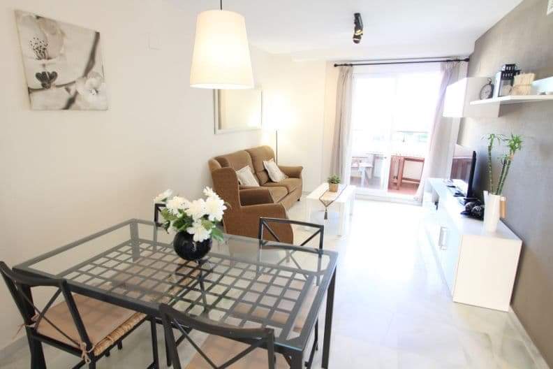 Se alquila MEDIA TEMPORADA DESDE 15/09/2026 -15/6/2027  apartamento de 2 dormitorios  con vistas al mar en Benalmádena