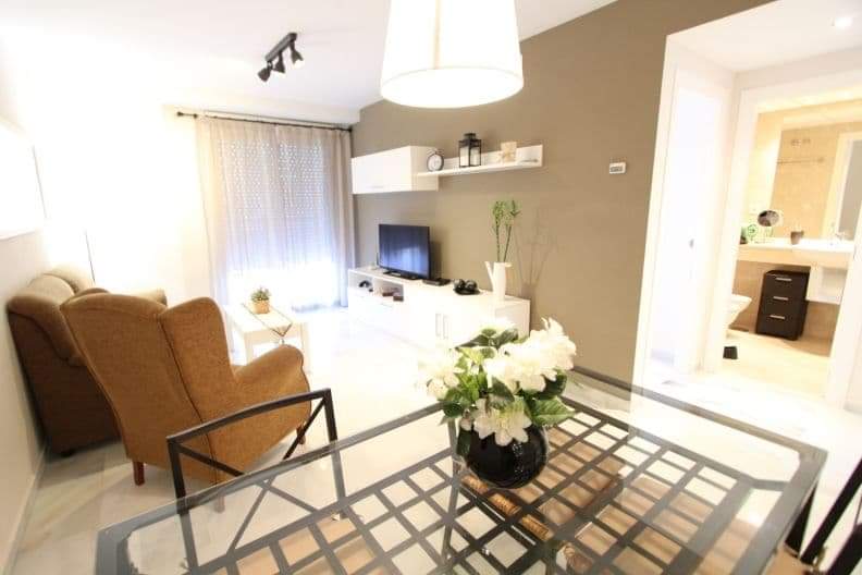 Se alquila MEDIA TEMPORADA DESDE 15/09/2026 -15/6/2027  apartamento de 2 dormitorios  con vistas al mar en Benalmádena