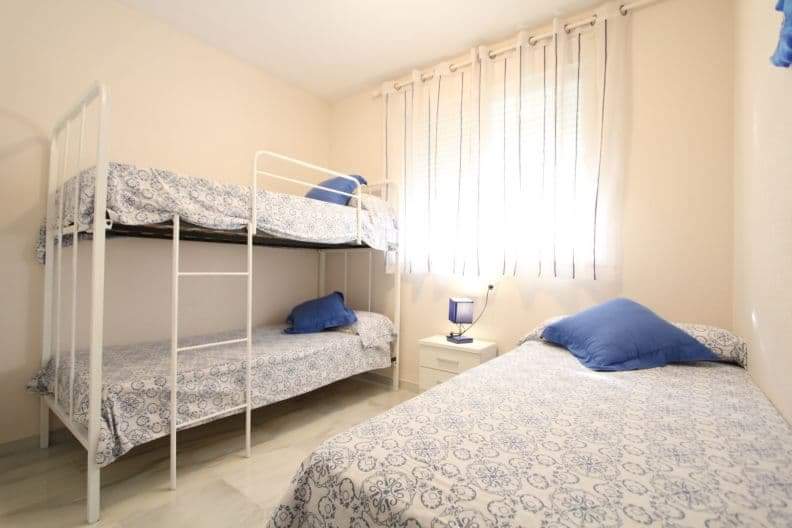 Se alquila MEDIA TEMPORADA DESDE 15/09/2026 -15/6/2027  apartamento de 2 dormitorios  con vistas al mar en Benalmádena