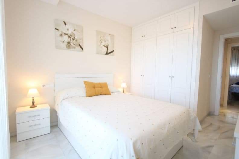 Se alquila MEDIA TEMPORADA DESDE 15/09/2026 -15/6/2027  apartamento de 2 dormitorios  con vistas al mar en Benalmádena