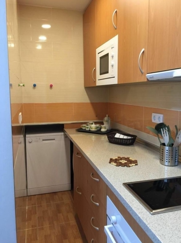 Se alquila de 15/10/2026 - 20/03/2027 bonito apartamento con vistas al mar en La Carihuela (Torremolinos)