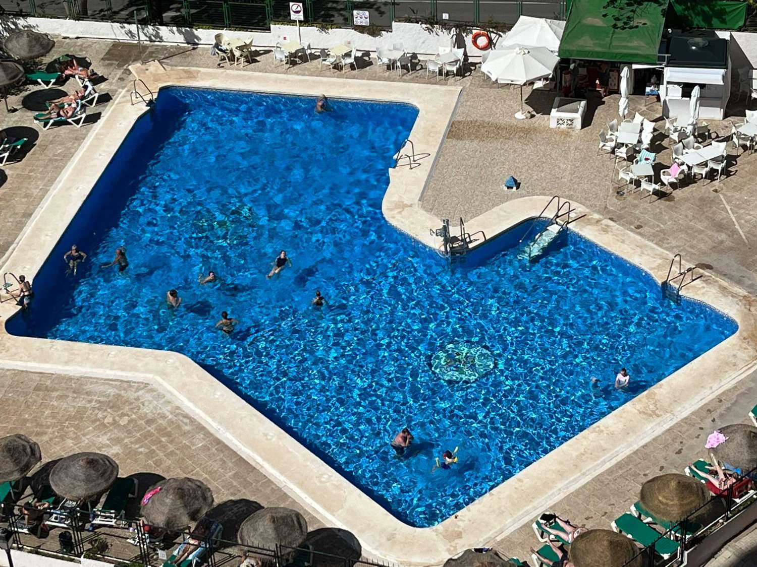 Se alquila desde  desde  2 .4.26 -30.6.26  y desde  1.9.26-30.6.27 bonito apartamento con vistas al mar en Benalmadena