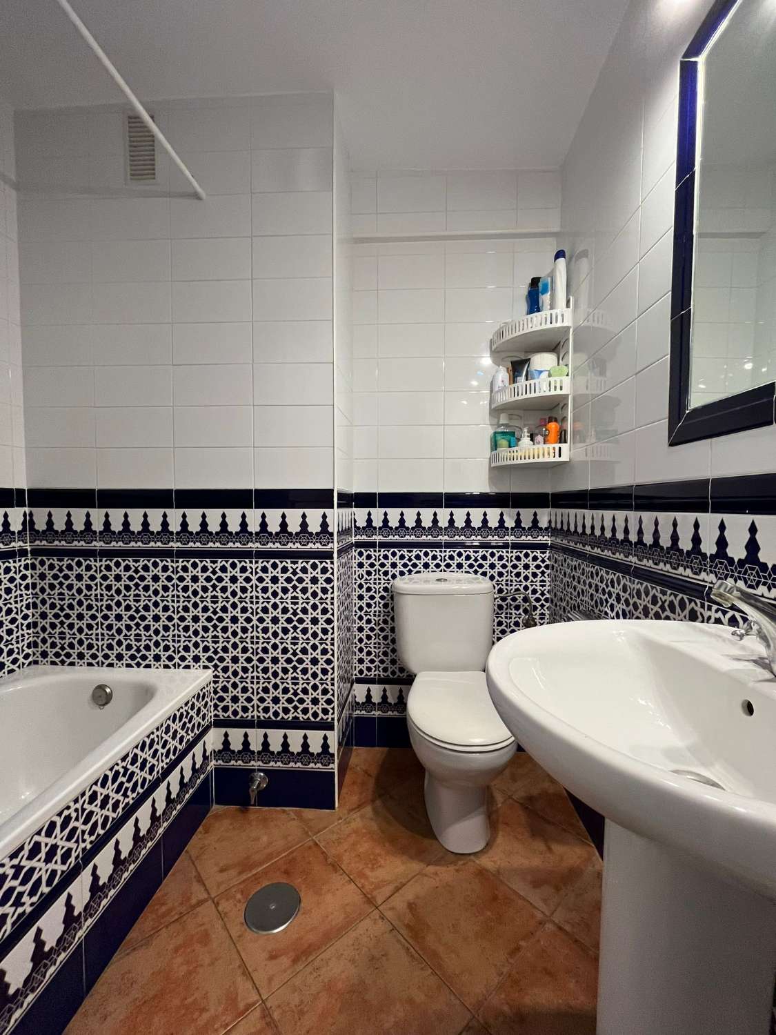 Se alquila desde  desde  2 .4.26 -30.6.26  y desde  1.9.26-30.6.27 bonito apartamento con vistas al mar en Benalmadena