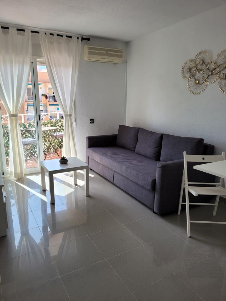 Se alquila desde  desde  2 .4.26 -30.6.26  y desde  1.9.26-30.6.27 bonito apartamento con vistas al mar en Benalmadena